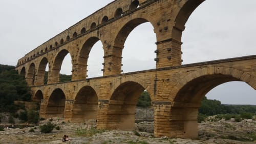 Ancien aqueduc romain avec arches en pierre près d'Alès, destination touristique accueillante