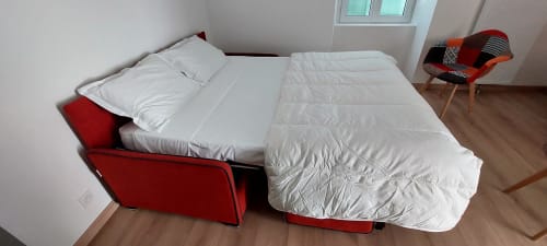 Canapé-lit rouge moderne avec literie blanche au Mas de Trépeloup B&B à Alès, France