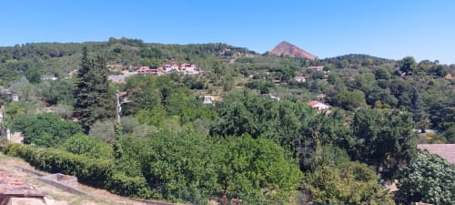 Le Mas de Trépeloup, gîte de charme niché dans un paysage verdoyant près d'Alès, aux toits de tuiles rouges
