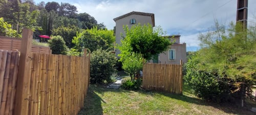 Le Mas de Trépeloup, un gîte à Alès avec ses bâtiments en pierre rustique, jardins verdoyants et clôtures en bois