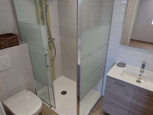 Salle de bain moderne au Mas de Trépeloup à Alès avec douche à l'italienne, toilettes et vasque