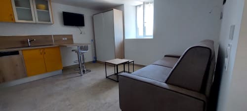 Studio au Mas de Trépeloup à Alès avec kitchenette, canapé et mobilier moderne