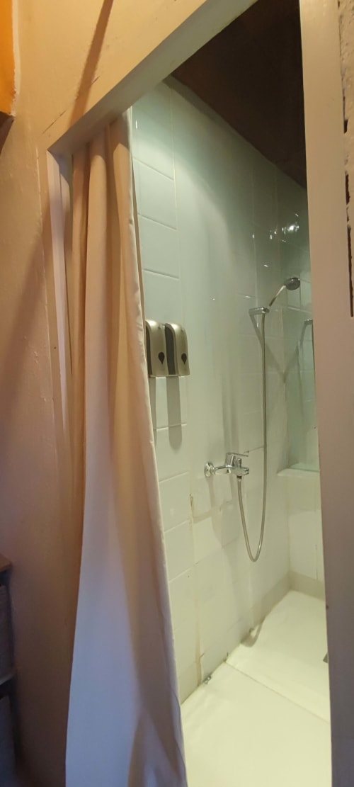 Baño moderno con mampara de cristal y alcachofa desmontable en el hostal La Calma De Bellver, Bellver de la Cerdanya
