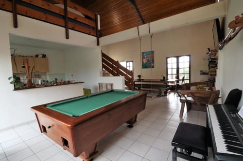 Notre spacieuse salle commune est le cœur de la convivialité où divertissement et détente se rencontrent. Profitez des jeux de société, du billard, savourez un repas et partagez un apéritif entre amis dans cet espace accueillant où la bonne ambiance règne en maître