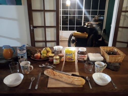 Commencez votre journée d'aventure du bon pied avec notre petit déjeuner européen. Disponible même en pleine nuit pour les départs matinaux en randonnée, savourez une sélection variée de mets frais et énergétiques. Régalez-vous avant de partir à la découverte des merveilles de La Réunion