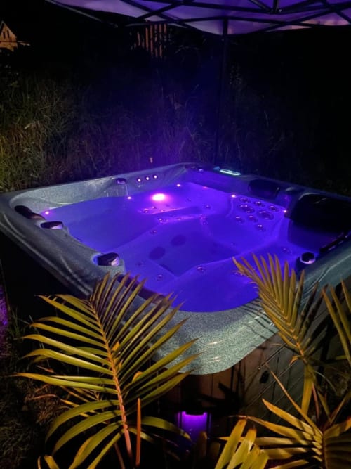 Détendez-vous dans notre jacuzzi privé offrant une vue envoûtante sur les paysages tropicaux de La Réunion. Plaisir et relaxation garantis dans ce coin de paradis