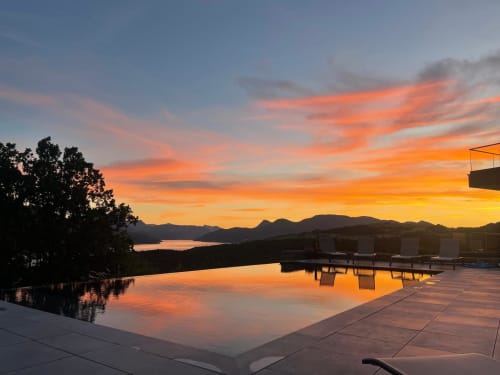 Coucher de soleil sur piscine à débordement Lac de Serre-Ponçon