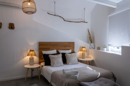 Modernes Schlafzimmer im Hotel Mas Lafleur in Châteaurenard mit Holzbett, warmer Beleuchtung und minimalistischer Einrichtung