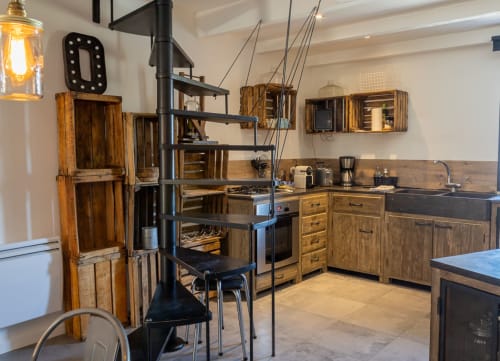 Cuisine industrielle moderne au Mas Lafleur avec meubles en bois, poêle noir et décor rustique