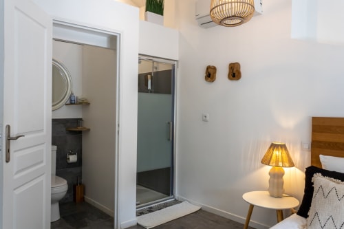 Elegantes Zimmer Mas Lafleur in Châteaurenard mit eigenem Bad, Dusche, Bett und modernem Komfort
