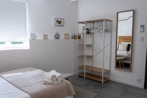 Chic gestaltetes Zimmer im Mas Lafleur in Châteaurenard mit Bett, Spiegel, Kleiderständer, Fenster und moderner Einrichtung