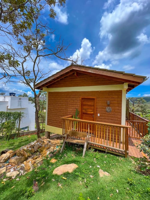Chalé Pouso Alto - Construção rústica e com conceitos ecológicos, com utilização de tijolo de adobe e madeiras reflorestadas