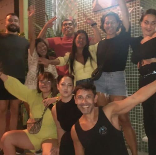Grupo de hóspedes celebrando na Hostel New Ipanema Rio de Janeiro, sorrindo juntos em ambiente fechado