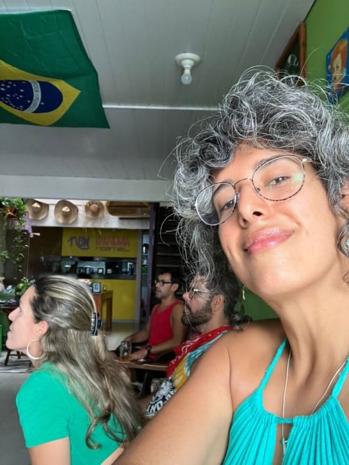 Mulher de cabelos grisalhos e óculos na Pousada New Ipanema no Rio de Janeiro, Brasil