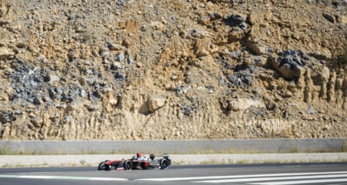 Voiture de course de formule sur circuit avec impressionnante falaise de carrière près d'Alès, France