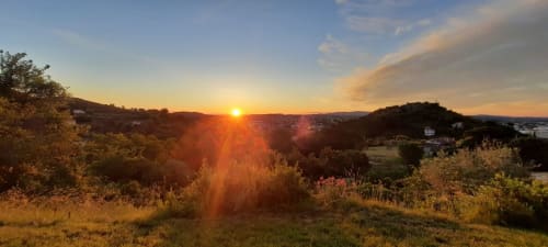 Coucher de soleil sur les collines ondulantes du Mas de Trépeloup, un gîte rural près d'Alès, France