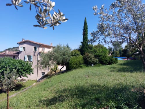 Le Mas de Trépeloup B&B à Alès, France : ravissante maison en pierre rose avec jardin paysagé et piscine