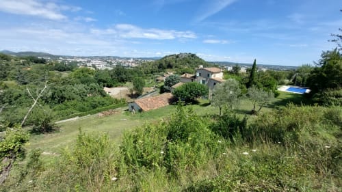 Vue aérienne du gîte Le Mas de Trépeloup avec bâtiments en pierre, piscine et skyline d'Alès en Provence