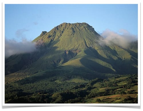 Paysage montagneux volcanique luxuriant près des Anses d'Arlet, Martinique avec pentes forestières