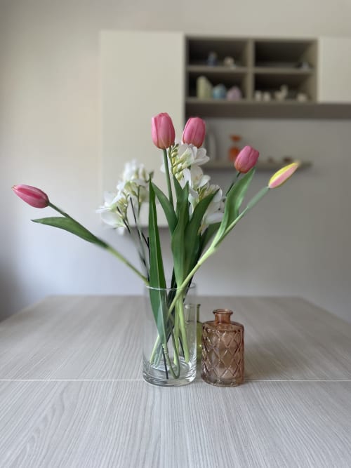Tulipani rosa e fiori bianchi in vaso di vetro sul tavolo da pranzo dell'appartamento Varenna by Foot, Varenna