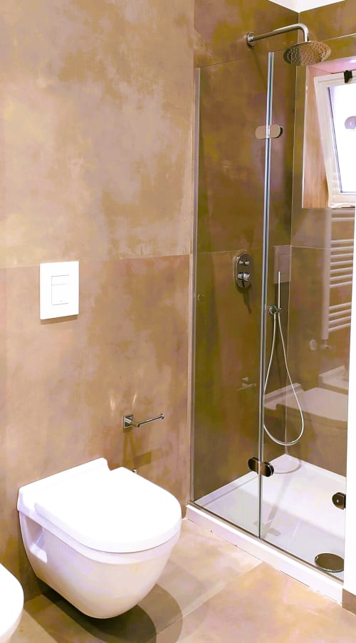 Moderno bagno con toilette e box doccia in vetro all'appartamento vacanze Bari, Via Genova 31