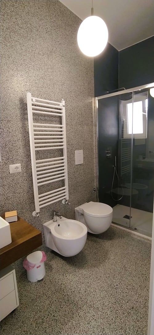 Moderno bagno dell'appartamento vacanze a Bari con toilette e bidet bianchi, scaldasalviette, box doccia e luminoso