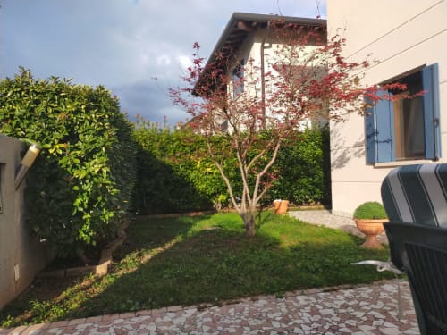"Ingresso indipendente con giardino privato e area relax esterna di Casa Meraviglia FVG a Pordenone."