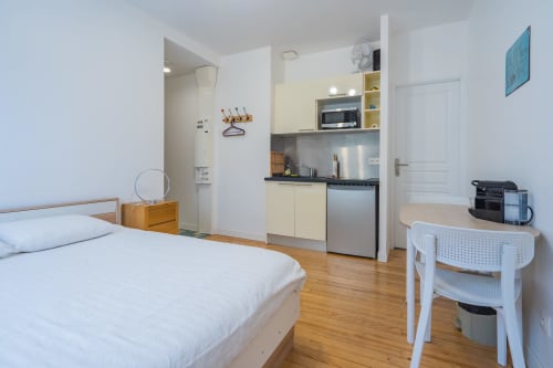 Studio à La Salvetat-Saint-Gilles avec lit, kitchenette et espace de travail