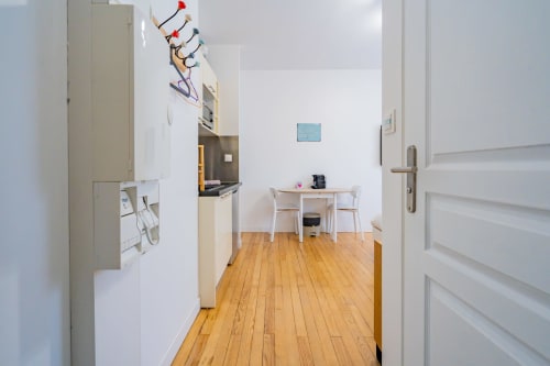 Appartement moderne à Toulouse avec parquet, kitchenette, table à manger et décoration minimaliste