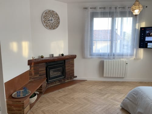 Appartement moderne à Toulouse avec cheminée, parquet chevrons, vue sur la ville et décoration contemporaine