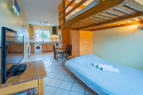 Studio à Toulouse avec lit, kitchenette et mezzanine en bois aux équipements modernes