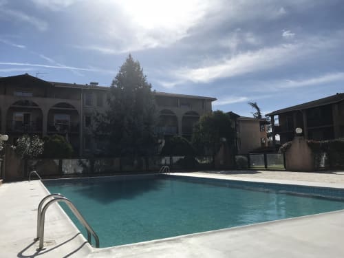Piscine extérieure du Room In Toulouse - SNC Lilya à La Salvetat-Saint-Gilles avec immeubles résidentiels et ciel