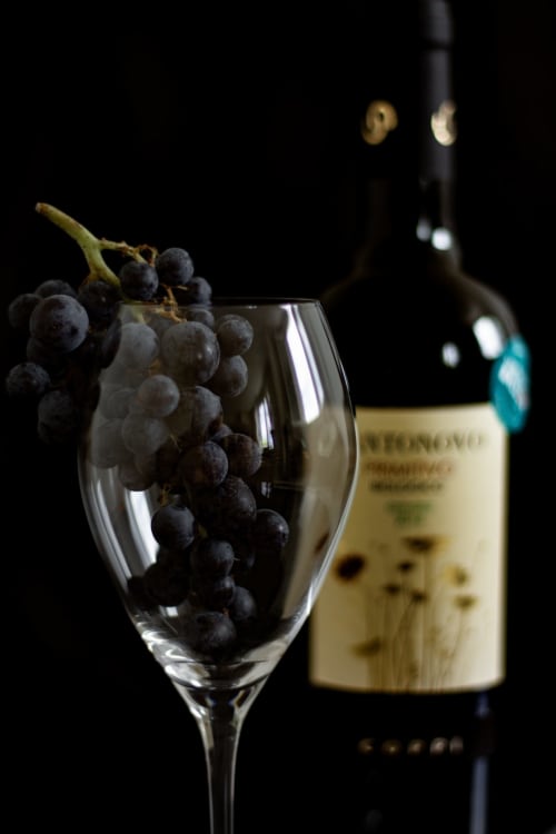 Raisins noirs dans un verre de vin avec bouteille au Gîte du Miroir, Domérat