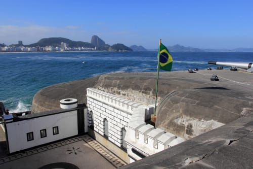 Bandeira brasileira na Hostel New Ipanema com vistas do Pão de Açúcar e da orla do Rio