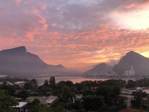 Pôr do sol sobre a Lagoa Rodrigo de Freitas com montanhas ao fundo no Rio de Janeiro, próximo ao Hostel New Ipanema