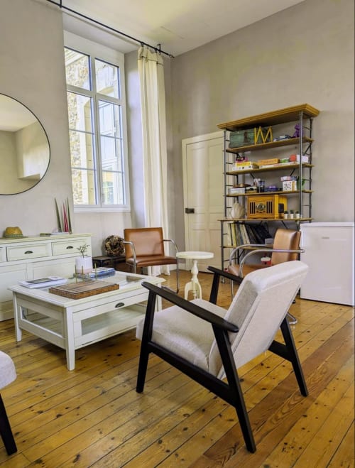 Élégant séjour de La Maison D'Olivier B&B avec mobilier moderne, étagères en bois et fenêtres lumineuses à Mesnard La