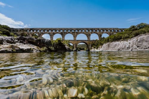 Ancien aqueduc romain enjambant la rivière près du Mas de Trépeloup à Alès, France
