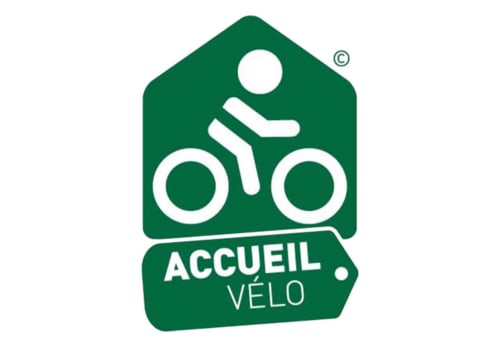 Logo vert Accueil Vélo avec icône cycliste pour l'hébergement accueillant les vélos La Maison George à Flavigny-sur-Ozerain
