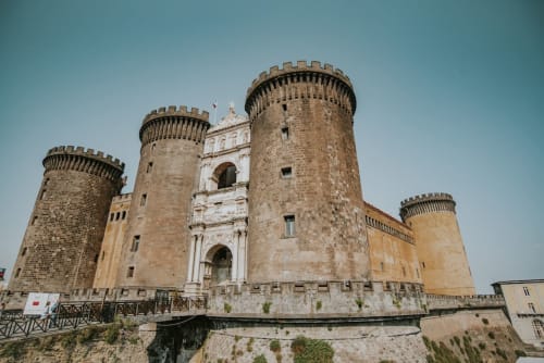 Castel Nuovo con torri cilindriche a Napoli, vicino all'hotel Garibaldi 125