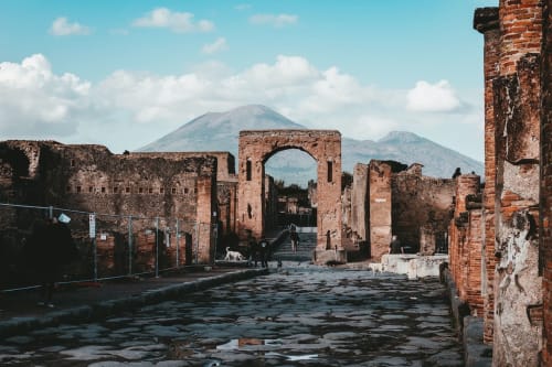 Antichi rumi romani con arco in laterizio a Pompei, vicino all'alloggio Garibaldi 125 a Napoli