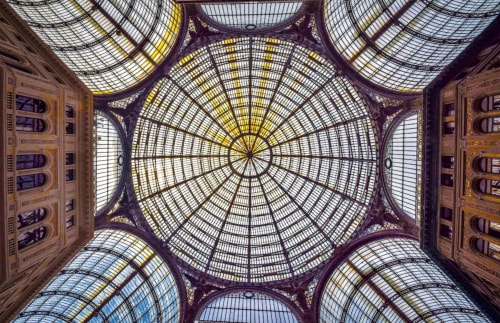 Storico lucernario in vetro presso il B&B Garibaldi 125 a Napoli, Italia, con elegante ferro battuto e motivi geometrici