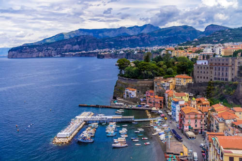 Pittoresco villaggio costiero con barche nel porto, montagne e vista sul mare presso Garibaldi 125 Napoli