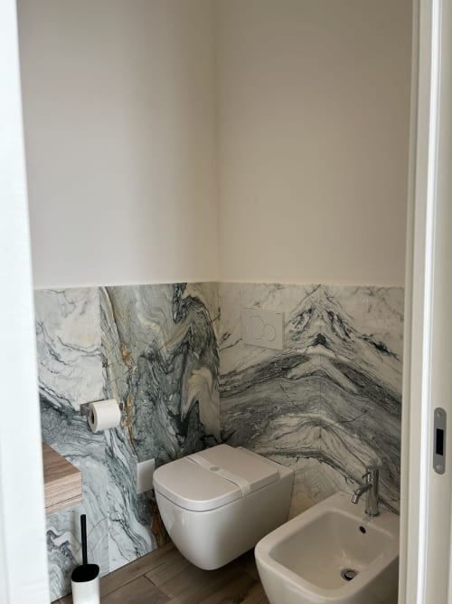 Bagno moderno nella Camera 2 di Breccia nel Mare, Marina di Carrara, con pareti in marmo, wc e bidet bianchi
