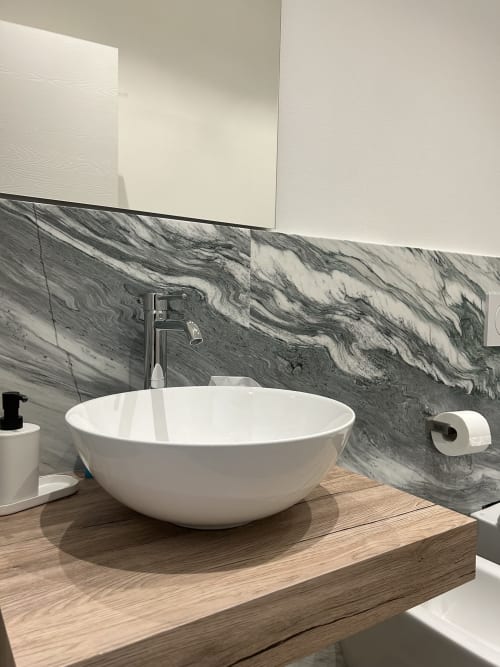 Lavabo moderno presso il B&B Breccia nel Mare a Marina di Carrara con bacinella bianca su piano in legno e marmo