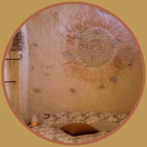 Interno rustico in pietra nella CasaRosada B&B di Vidracco, Italia con muri texturizzati e apertura