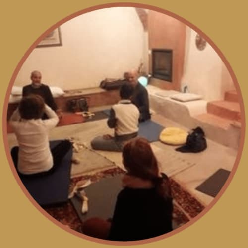 Ospiti che si rilassano nell'area comune di CasaRosada B&B a Vidracco, Italia