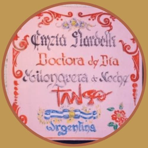Targa decorativa per Doctora de Pía, Casa Rosada B&B a Vidracco, Argentina, con design ornamentale rosa e rosso