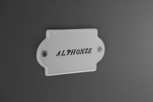 Plaque de la chambre Alphonse au gîte Le Prieuré Notre-Dame, Montfrin