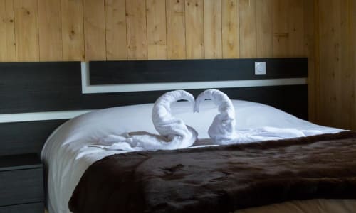 Chambre, lit double, serviettes, bois, chalet