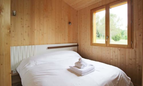 Chambre, lit double, serviettes, bois, chalet